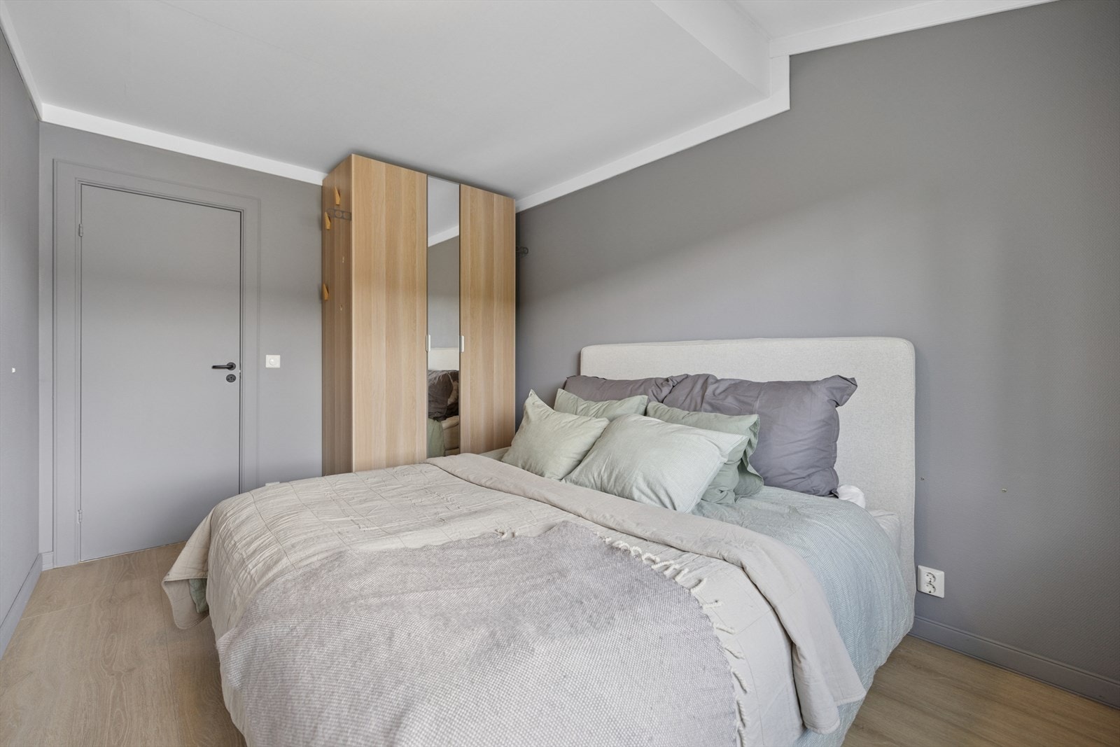 Soverom med god plass for seng, garderobe og tilhørende møblement. Galleribilde