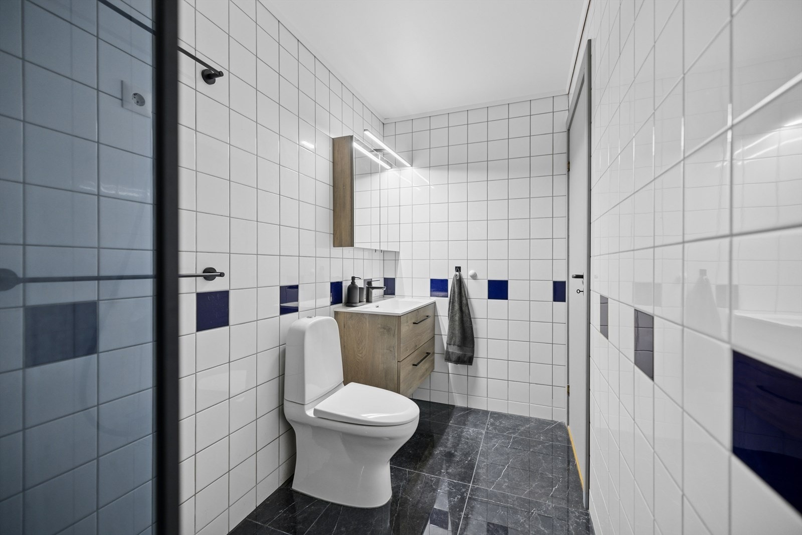 Baderom med nytt gulv og baderomsinnredning i 2020. Galleribilde