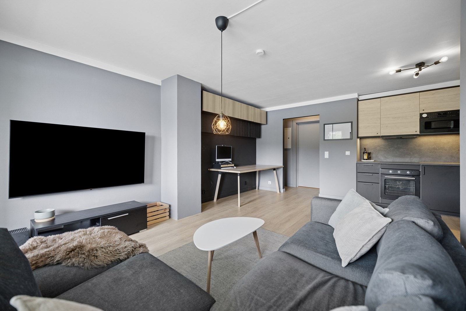 Stue/kjøkken i moderne farger og åpen løsning. Galleribilde