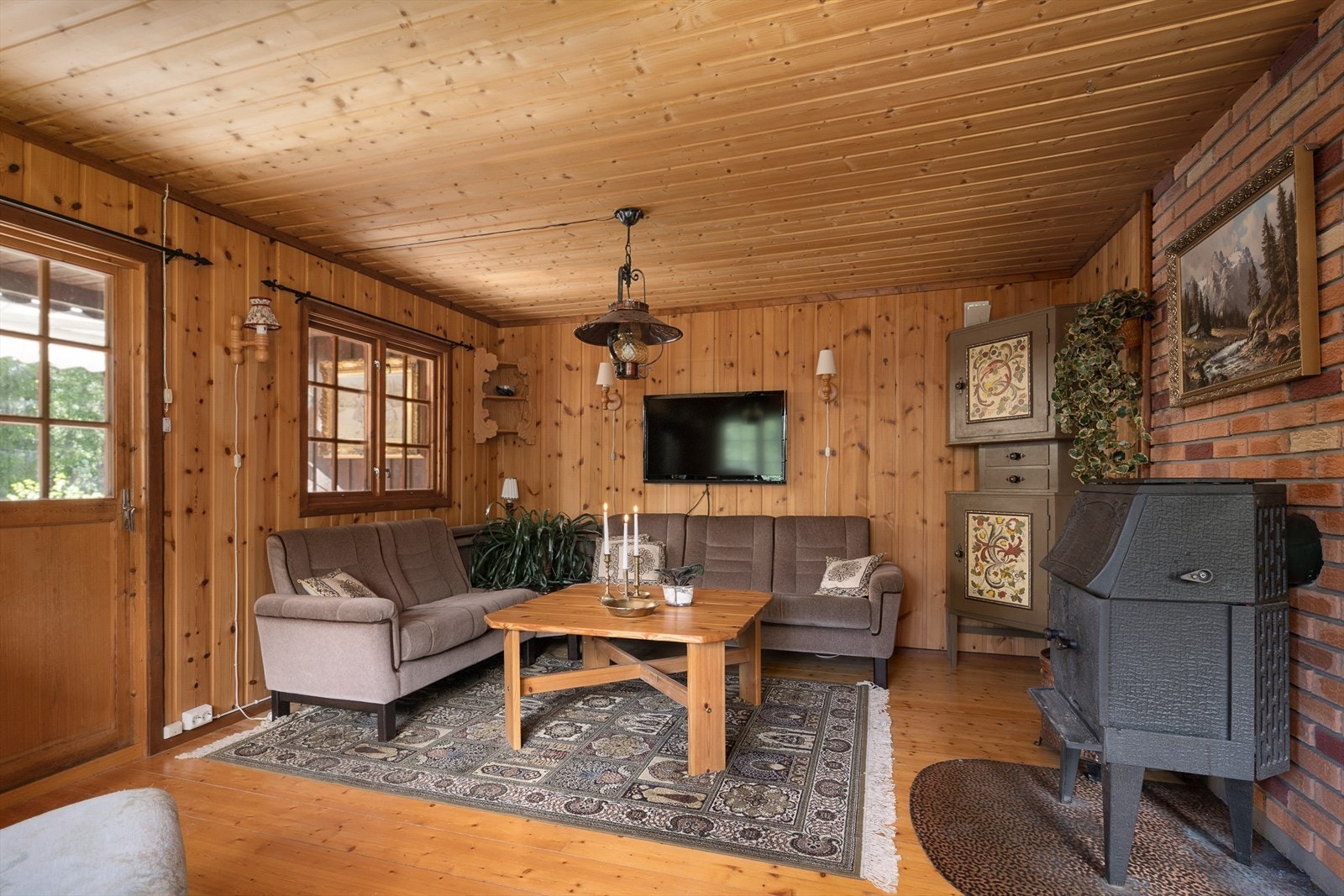 Det er god plass for større sofagruppe og annet møblement etter behov Galleribilde