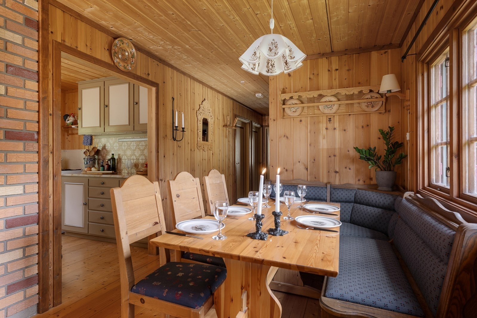 Spisegruppens plassering innbyr til sosial matlaging Galleribilde