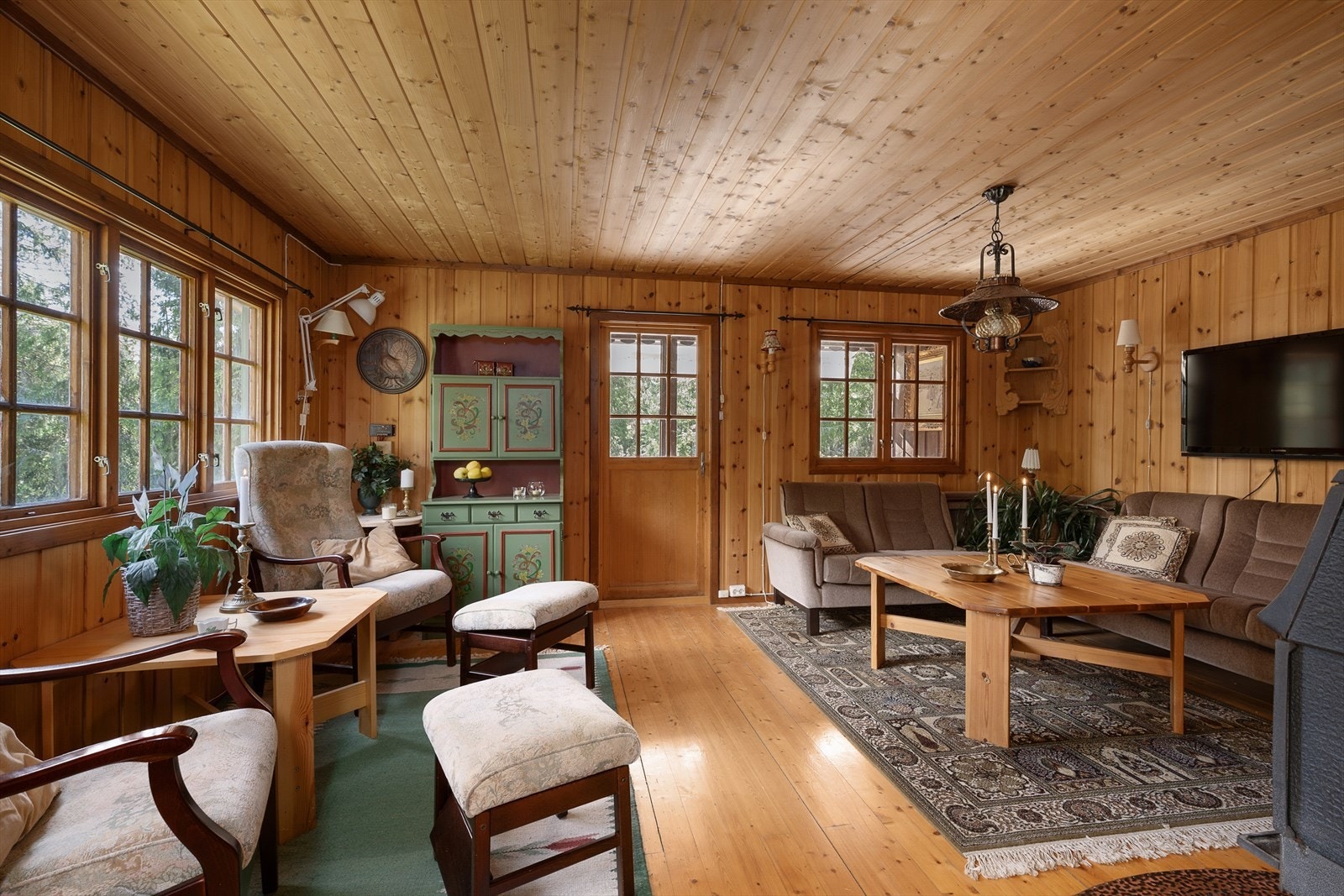 Hytta har romslig stue med gode møbleringsmuligheter Galleribilde