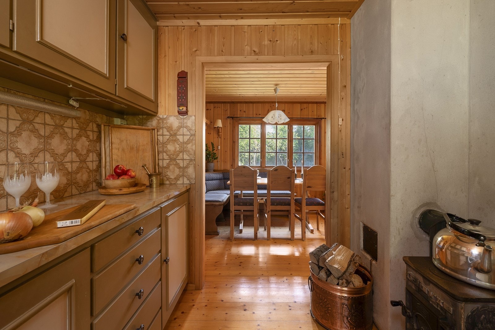 Fra kjøkken mot spiseplass Galleribilde