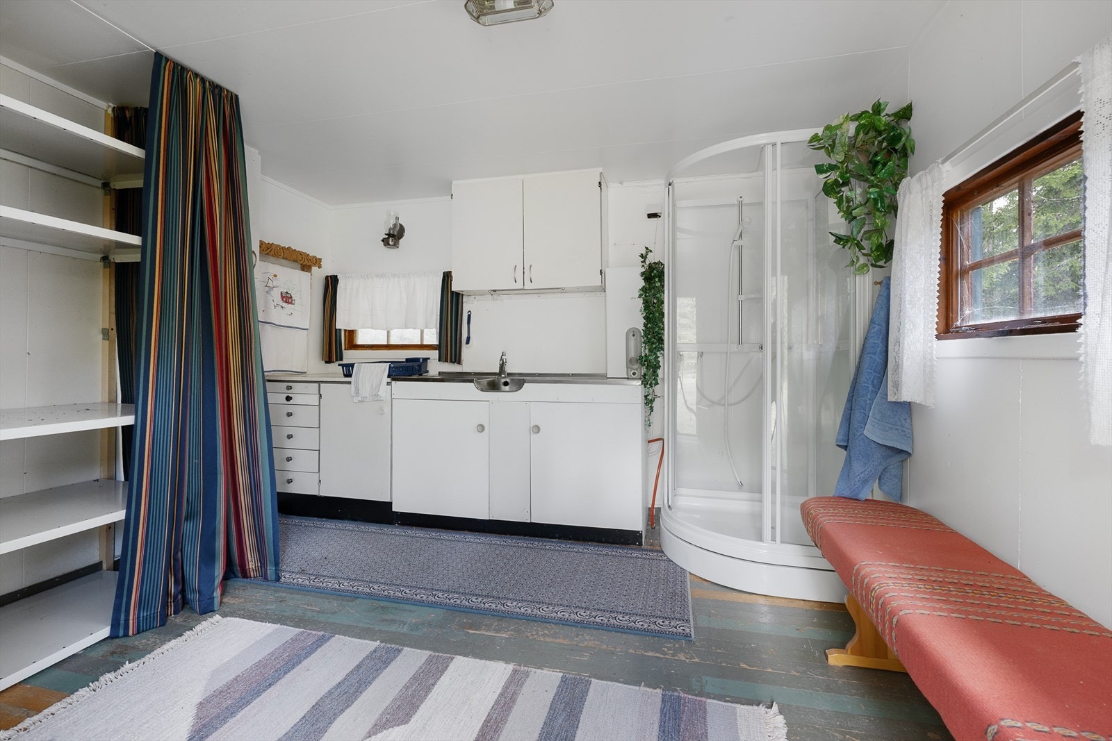 Hyttebad med dusjmuligheter i opprinnelig bod Galleribilde