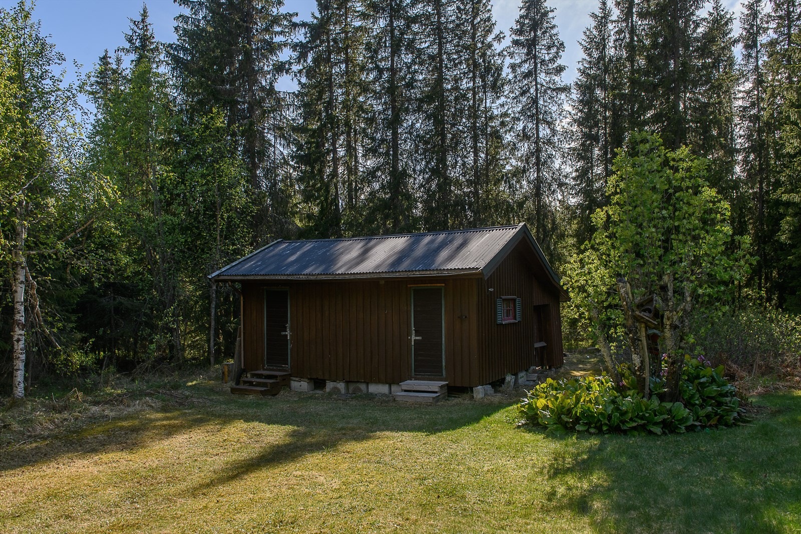 Romslig uthus med bod, hyttebad og utedo Galleribilde