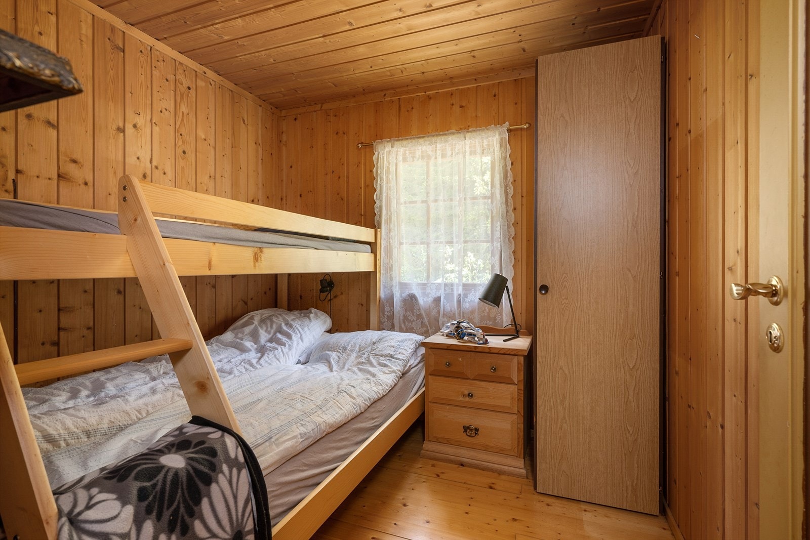 Soverommene er innredet med dobbeltseng, enkeltseng og familiekøye, som totalt gir 6 sengeplasser Galleribilde