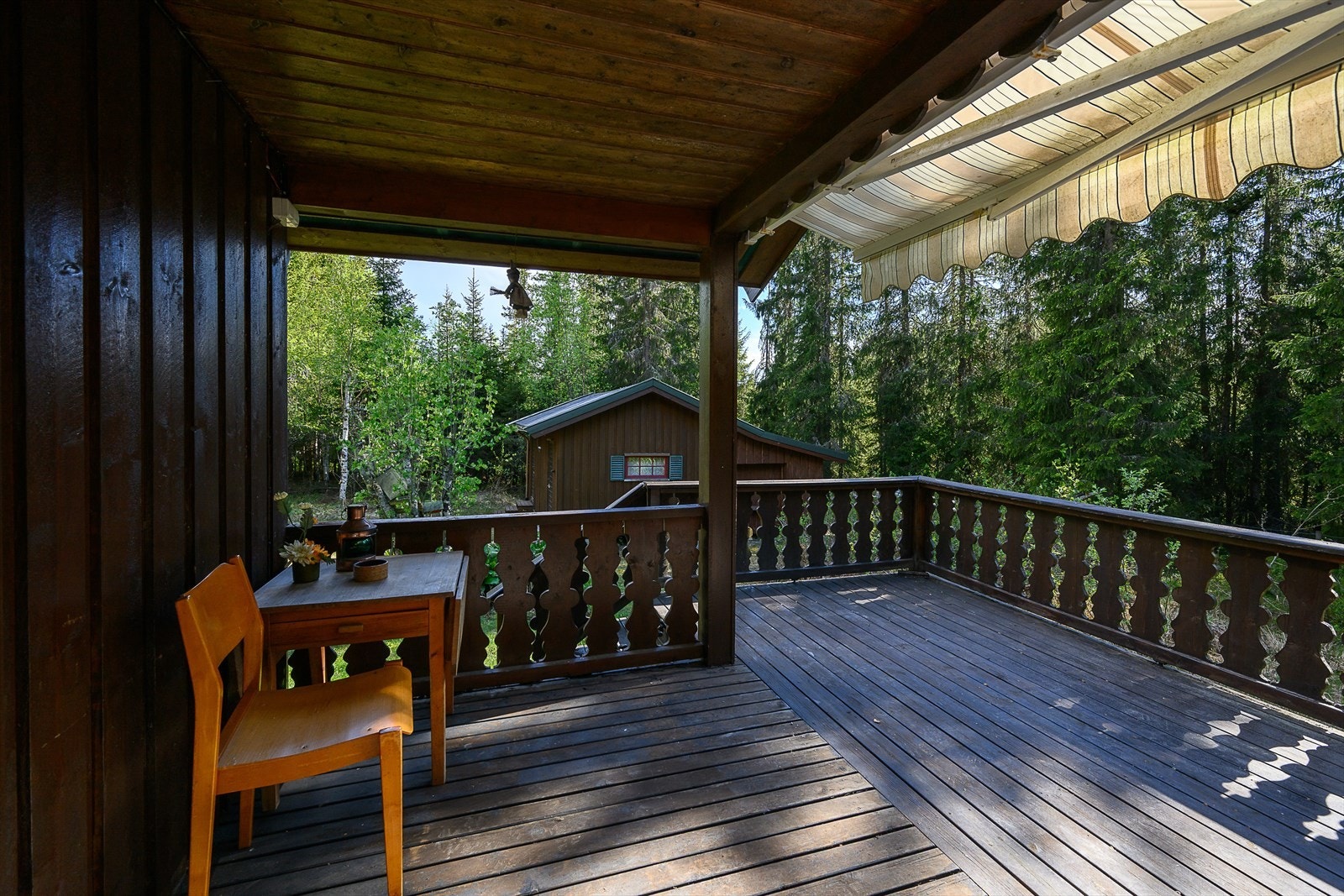 Terrassen har godt med møbleringsmuligheter og trapp til terreng Galleribilde