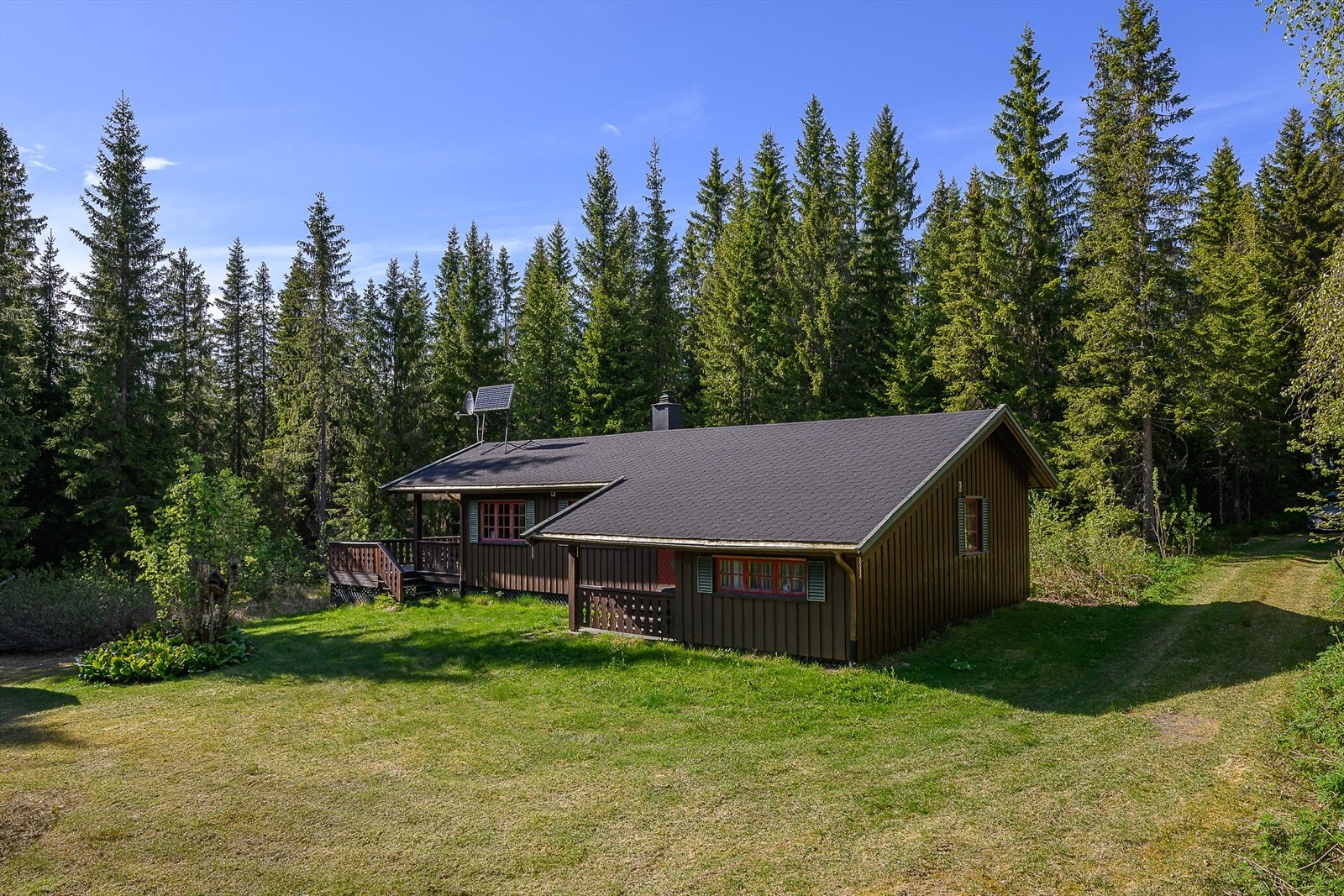 Eiendommen ligger usjenert til i landlige omgivelser Galleribilde