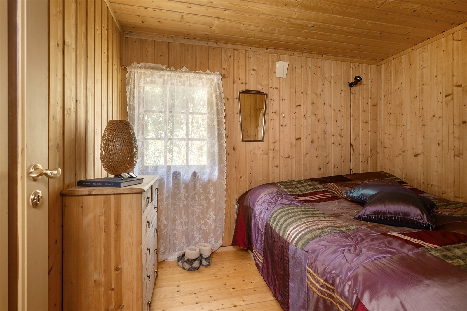 Det er tre soverom inne i hytta Galleribilde