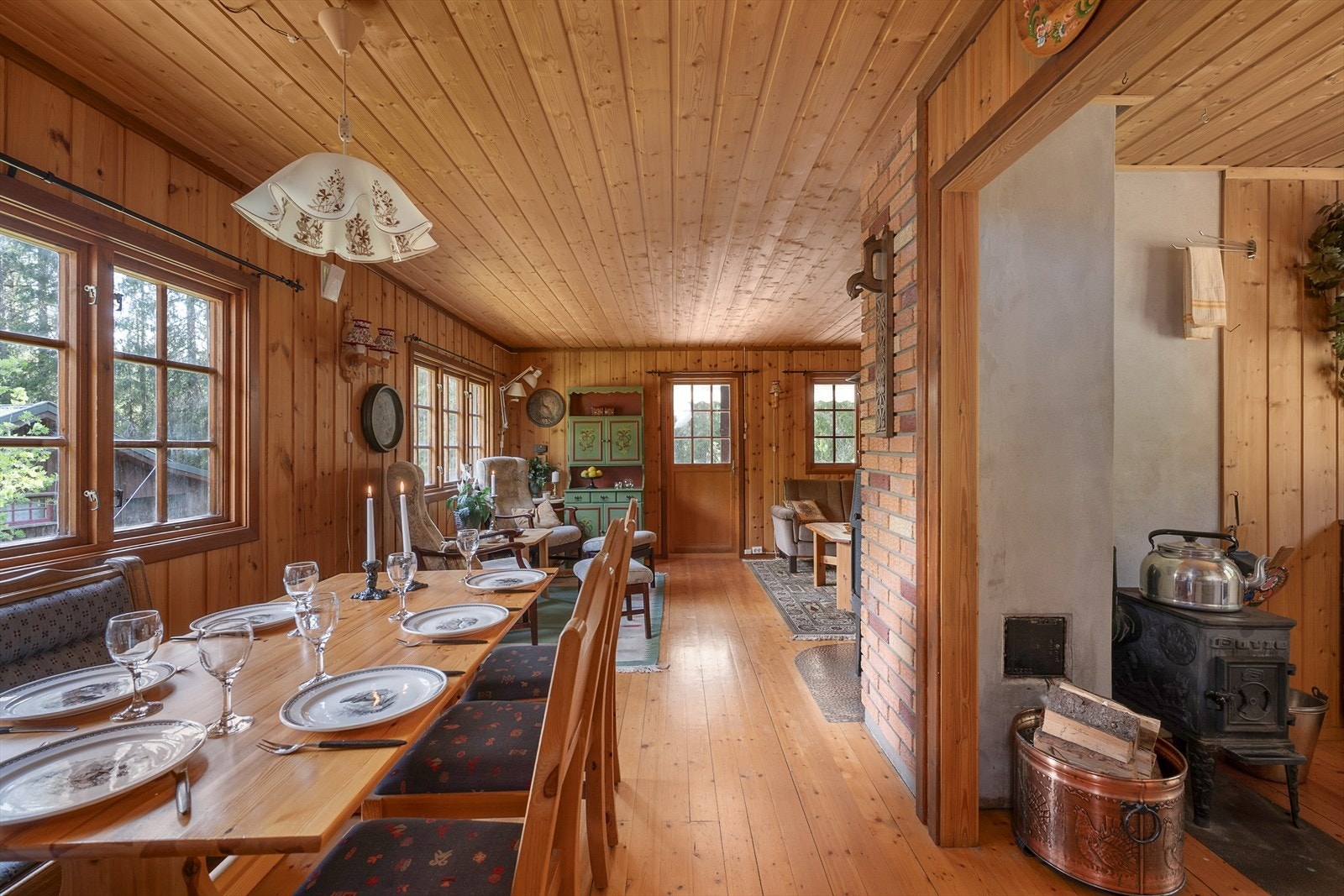 Fra kjøkken er det åpen løsning mot spiseplass og videre til stuen Galleribilde