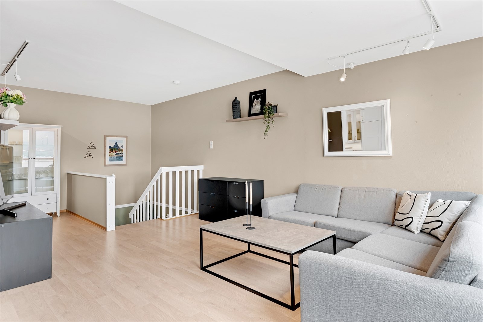 Fint laminatgulv og vegger malt i flotte farger Galleribilde
