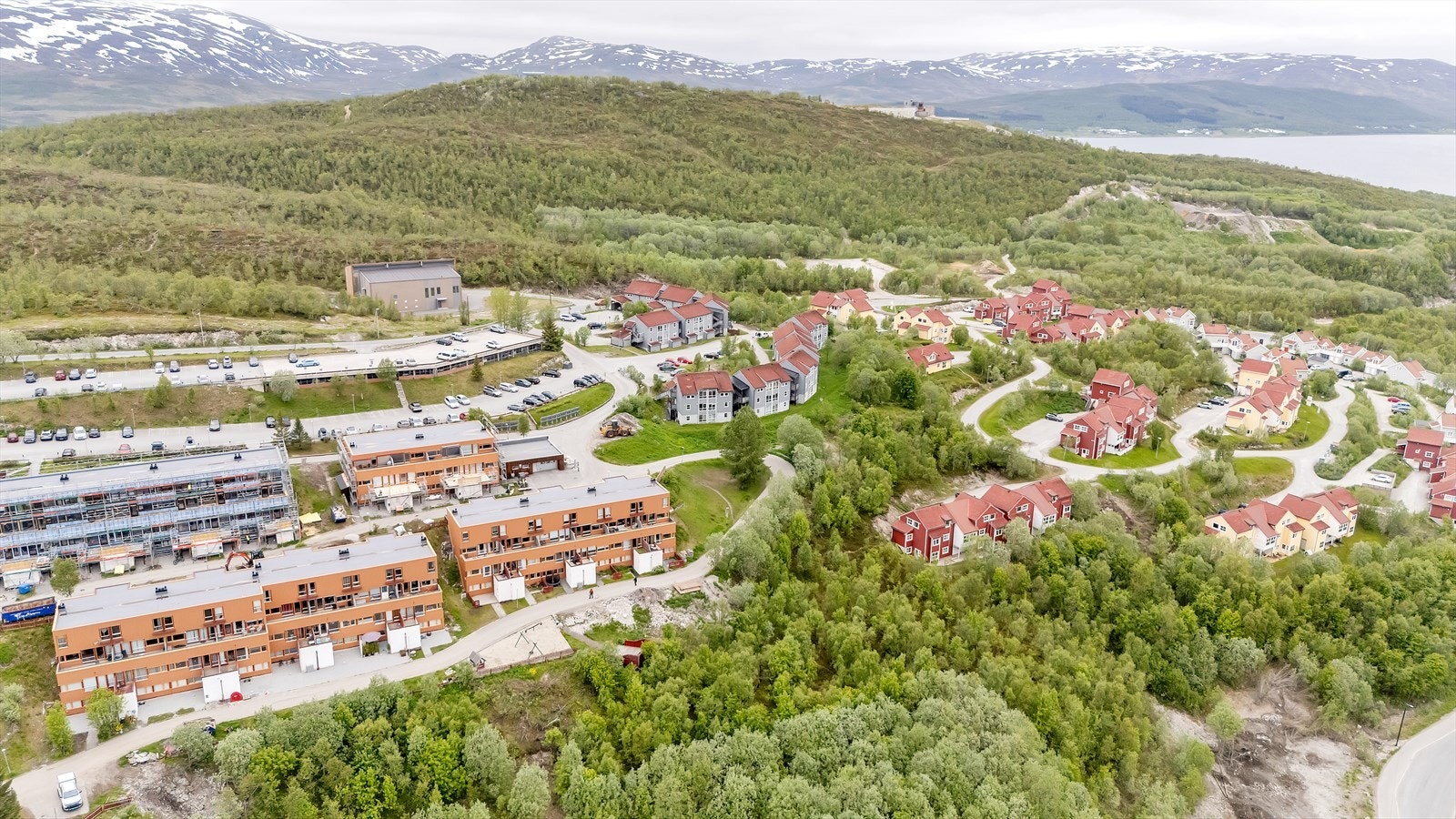 Her har man også det meste man trenger som butikk, barnehage, legesenter, fotballbane, ballbinge og mye mer! Galleribilde