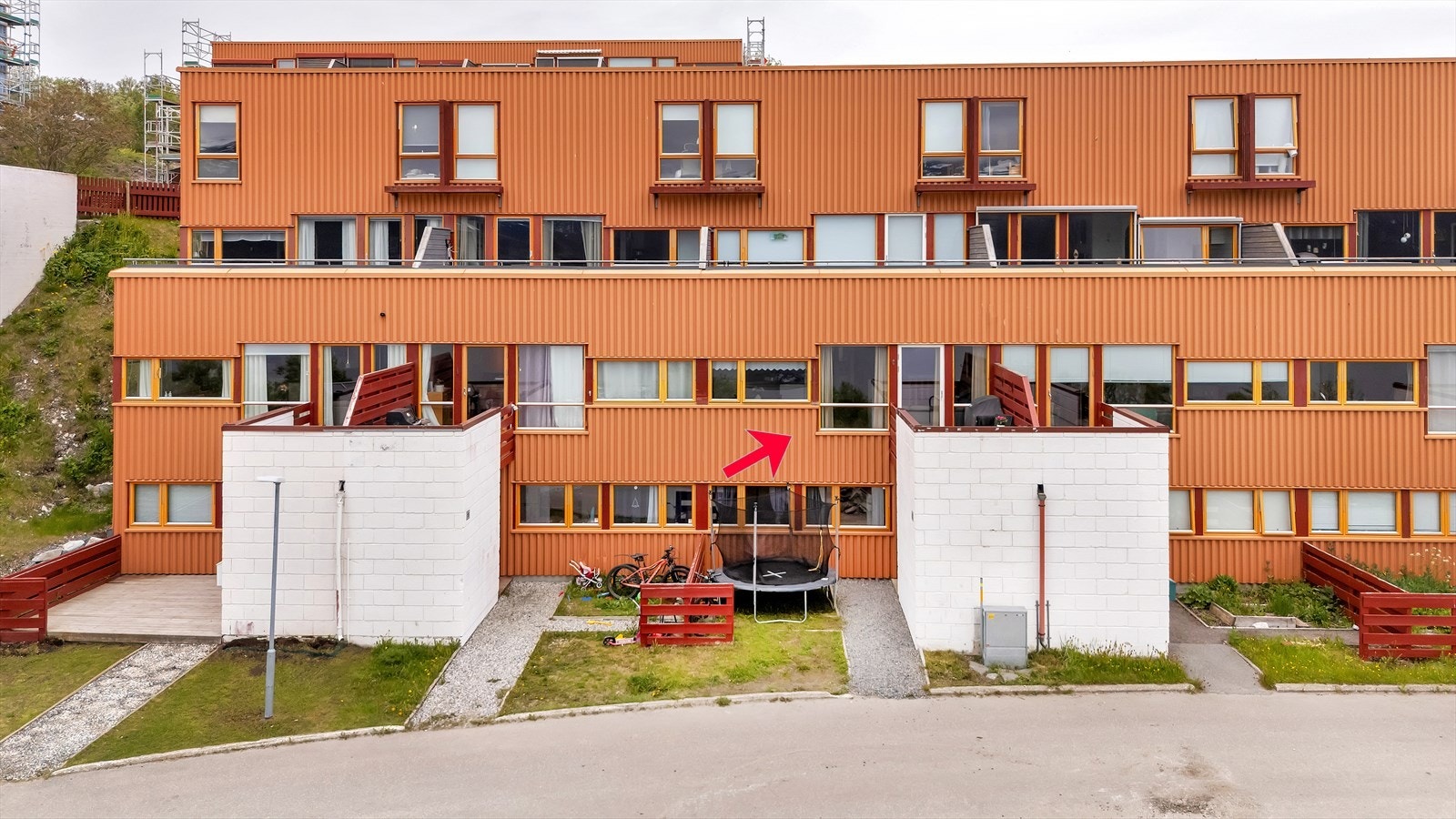 Boligen strekker seg over 2 etasjer og har sportsbod veg entre Galleribilde