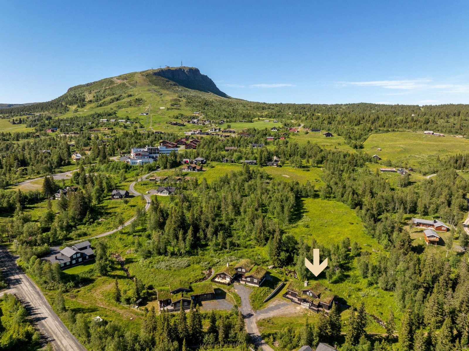 Hytta har en attraktiv beliggenhet- sentralt til på Skei. Eiet tomt på nesten ett mål med gode solforhold. Skiløypa går like ved hytta, og her er det preparerte turløyper med mange muligheter og milevis av langrennsløyper. Galleribilde
