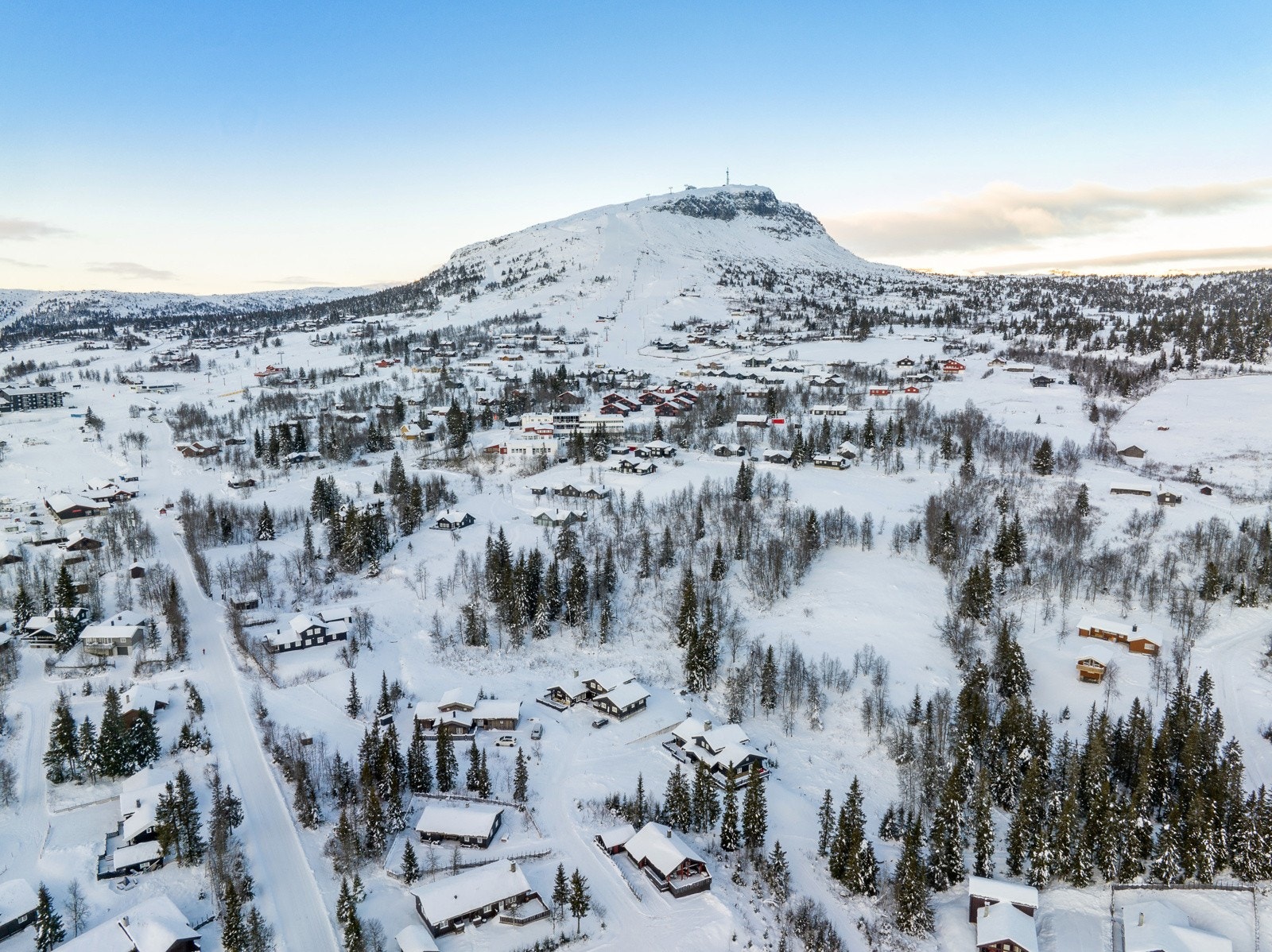 Hytta ligger sentralt til - dronebilde Galleribilde