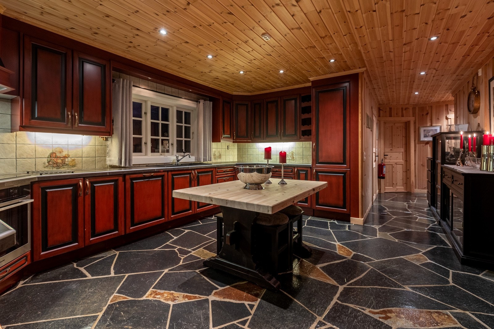 Romslig kjøkken med god skapplass- kjøkkeninnredning i heltre Galleribilde