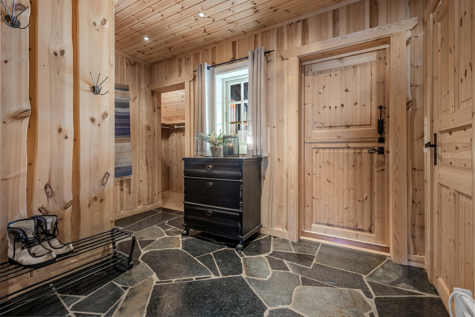Skifergulv i entré med varme- fra entreén er det inngang til egen garderobe Galleribilde