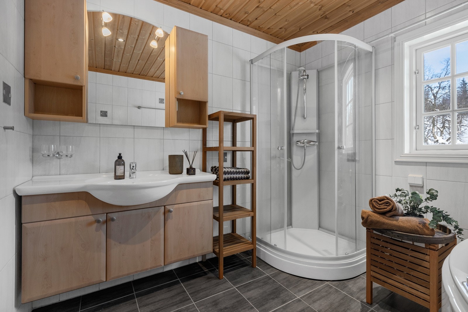 I hovedetasjen er det to bad - dette badet er innredet med servantskap, overskap, vegghengt toalett, dusjkabinett og boblekar Galleribilde