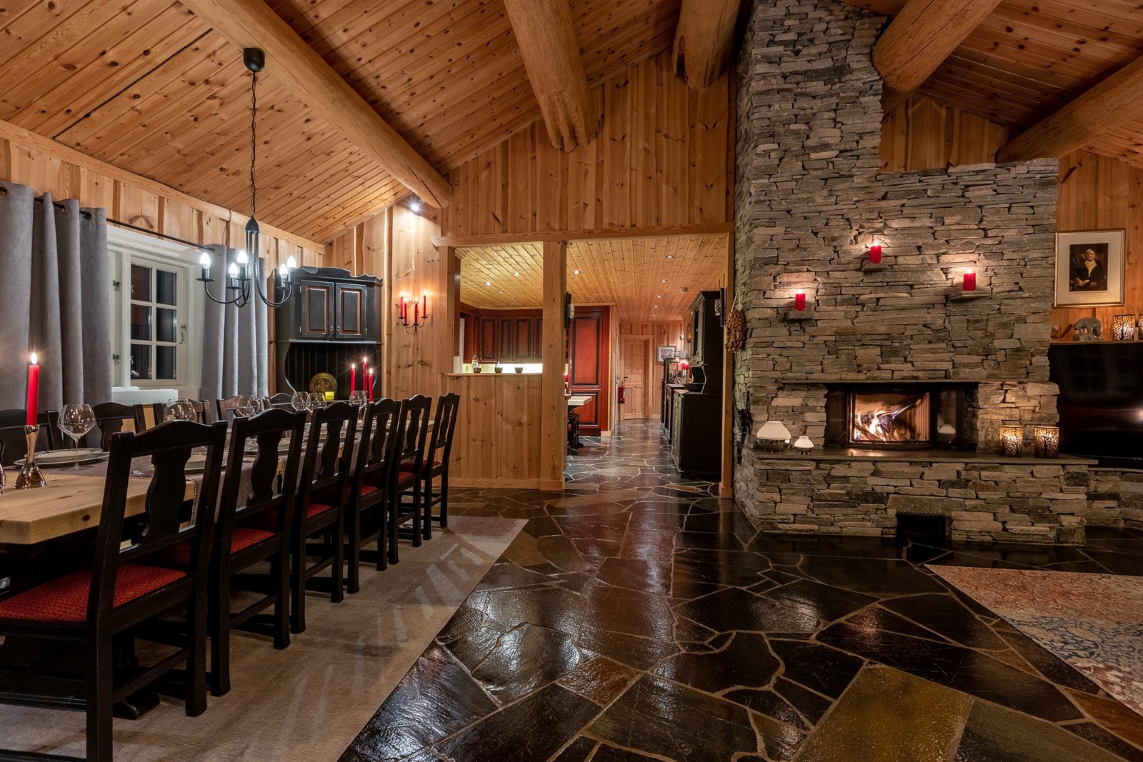 God plass til stor spisestue - her kan det samles til et trivelig sosialt lag Galleribilde