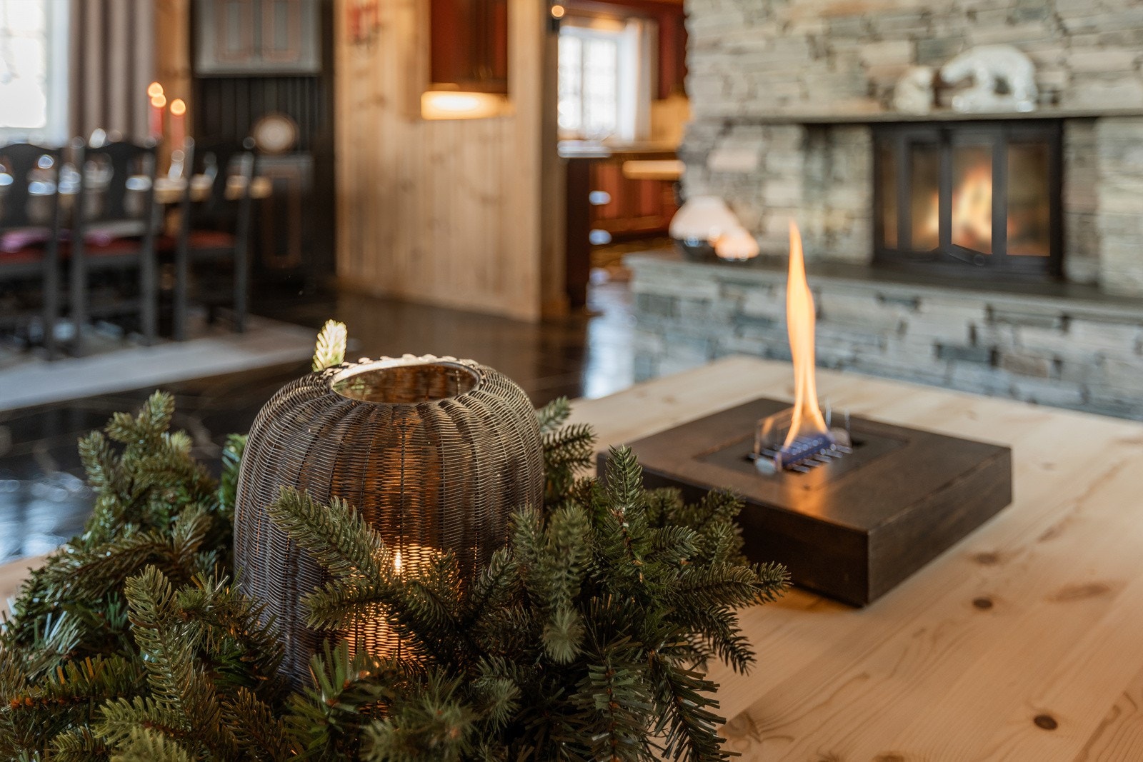 Detaljbilde fra stuen - koselig steminng med lys og flammer Galleribilde