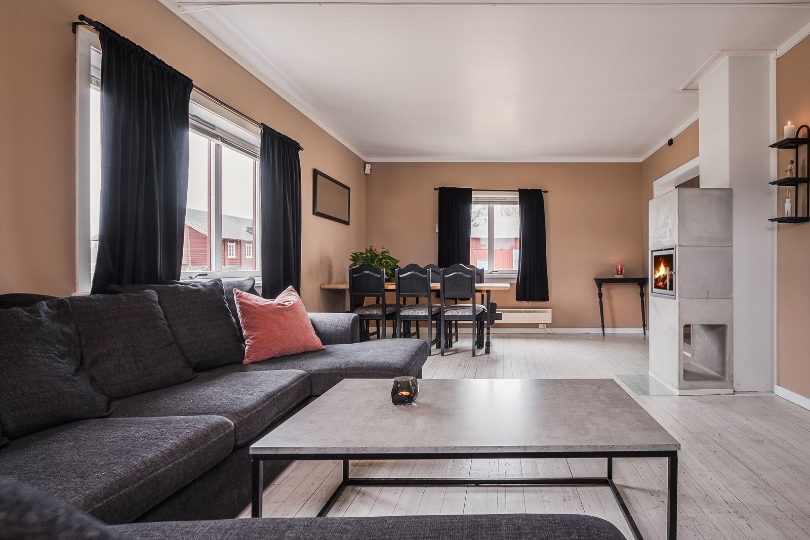 Stuen har god plass til både sittegruppe og spisegruppe. Galleribilde