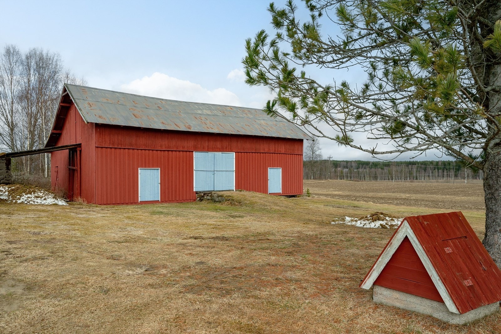 Eiendommen er også bebygd med en låve areal på ca. 165 kvm som fordeler seg på boder og lagerrom, i tillegg til arealet på kjørebroen som ikke er oppmålt. Galleribilde