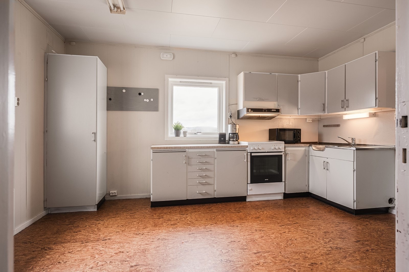 Boligen har et romslig og eldre kjøkken, med innredning med slette fronter. Galleribilde