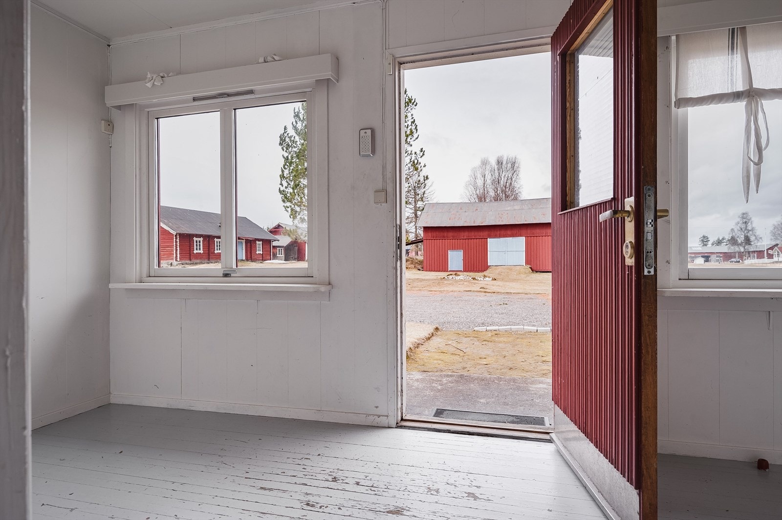 Velkommen inn! Trivelig vinterhage/gang med koselig utsyn mot tunet og bebyggelsen. Galleribilde