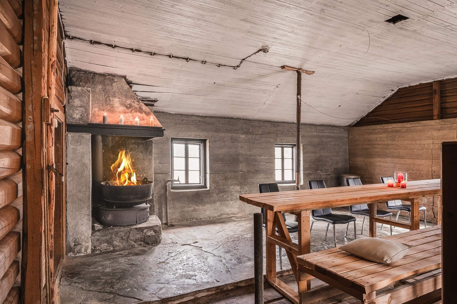 Her går det virkelig an å hygge seg! Trivelig rom med flere bruksmuligheter og vedfyrt takke. Galleribilde