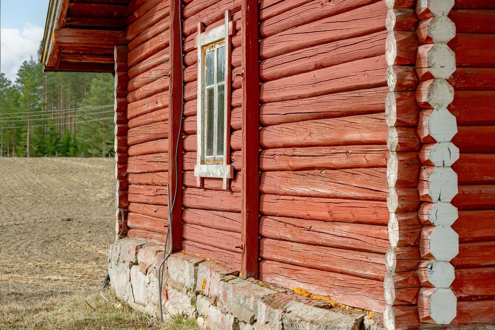 Tømmervegg som har stått standhaftig siden fordums tid. Galleribilde