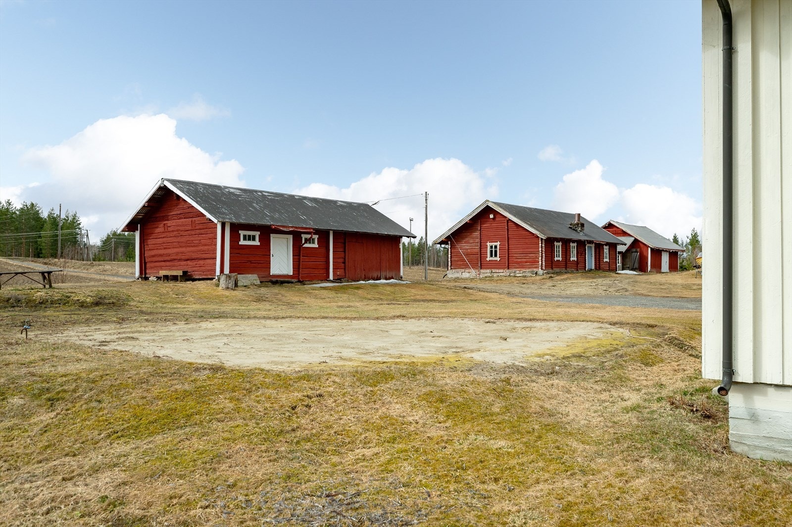 Eiendommen har et svært romslig, åpent og solrikt tun. Galleribilde