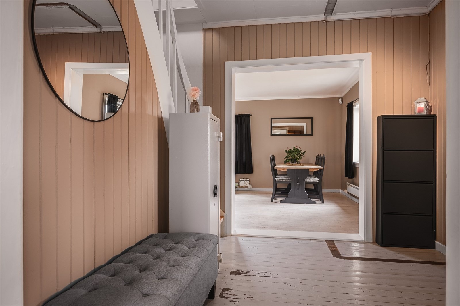 Fra entré mot stue. Gjennomgående malt i en lun og fin farge, i tillegg til at det er åpnet opp mellom rommene. Galleribilde