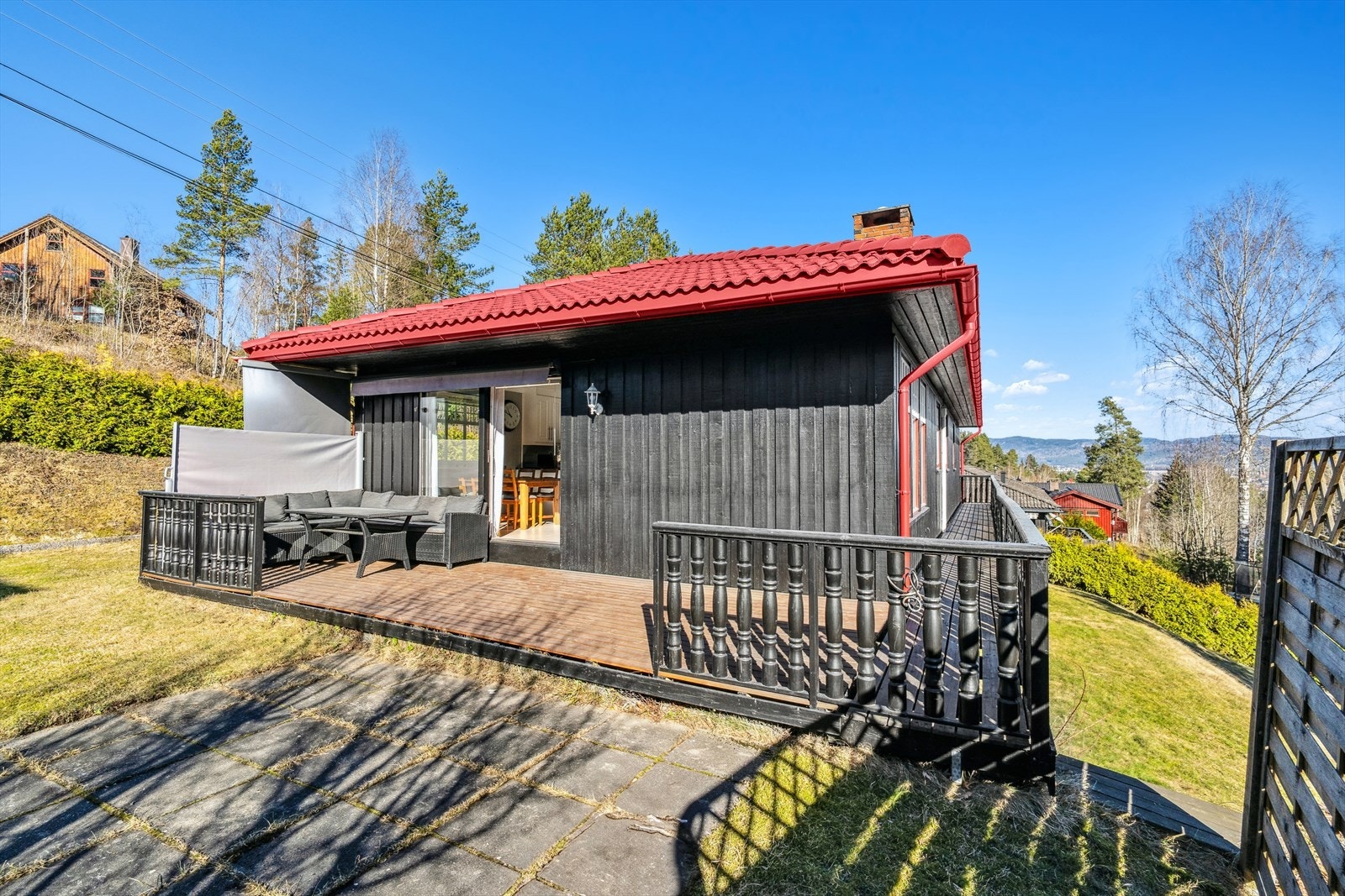 God plass til ulike utemøblementer Galleribilde