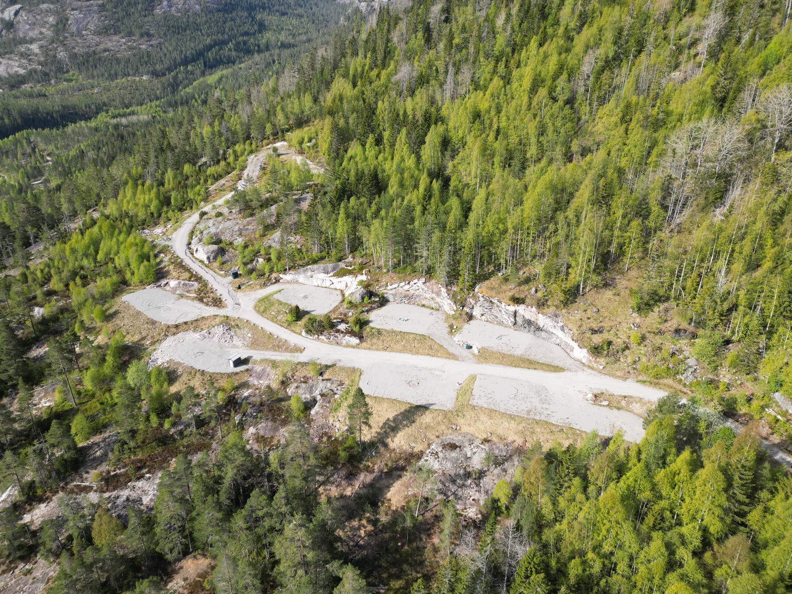 Tomtene ligger for seg selv i et rolig område, med utsikt mot Nisser Galleribilde
