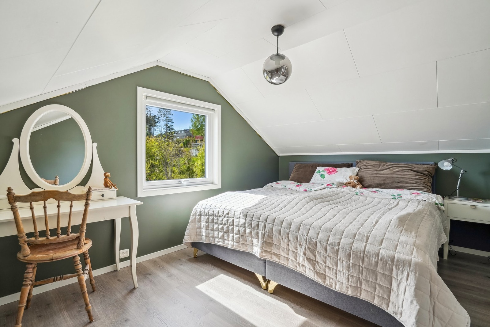 Hovedsoverommet er fornyet med behagelige fargevalg på vegg, nytt laminatgulv og vindu. Det er i dag satt inn 210x210-seng på rommet. Galleribilde