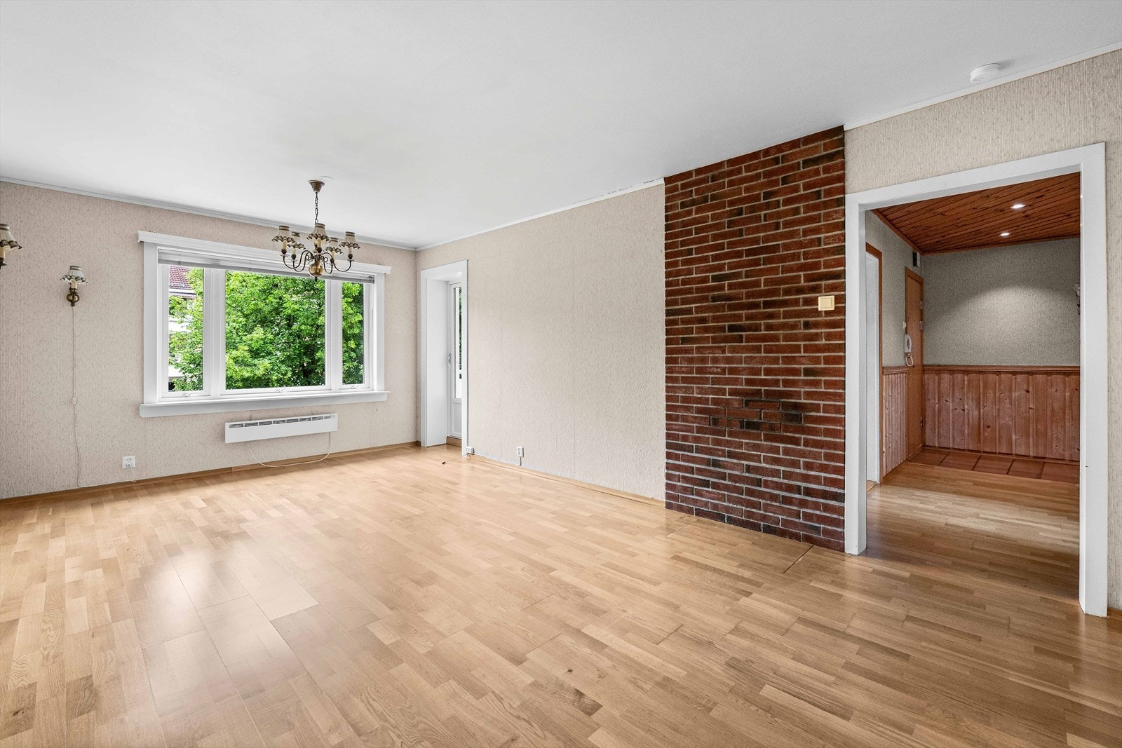 Leiligheten har to gode soverom, garasjeplass, p-plass, tre boder og en svært sentral beliggenhet. Galleribilde