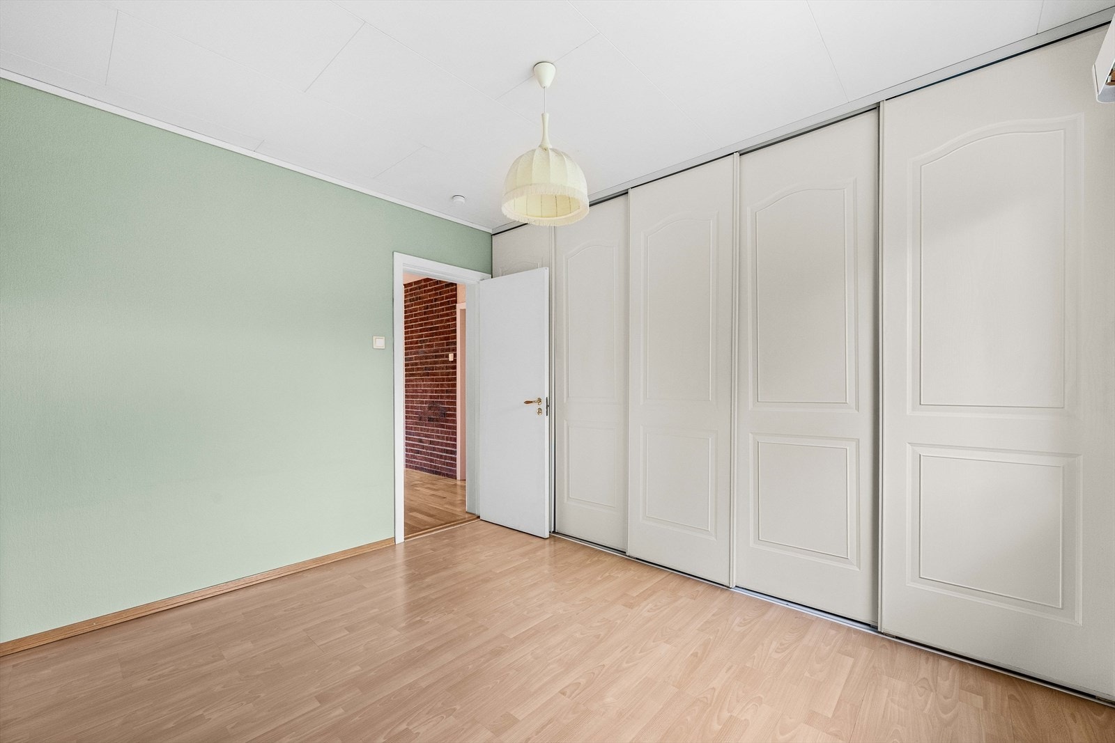Hovedsoverommet har god plass til dobbeltseng, nattbord og garderobeskap. Galleribilde