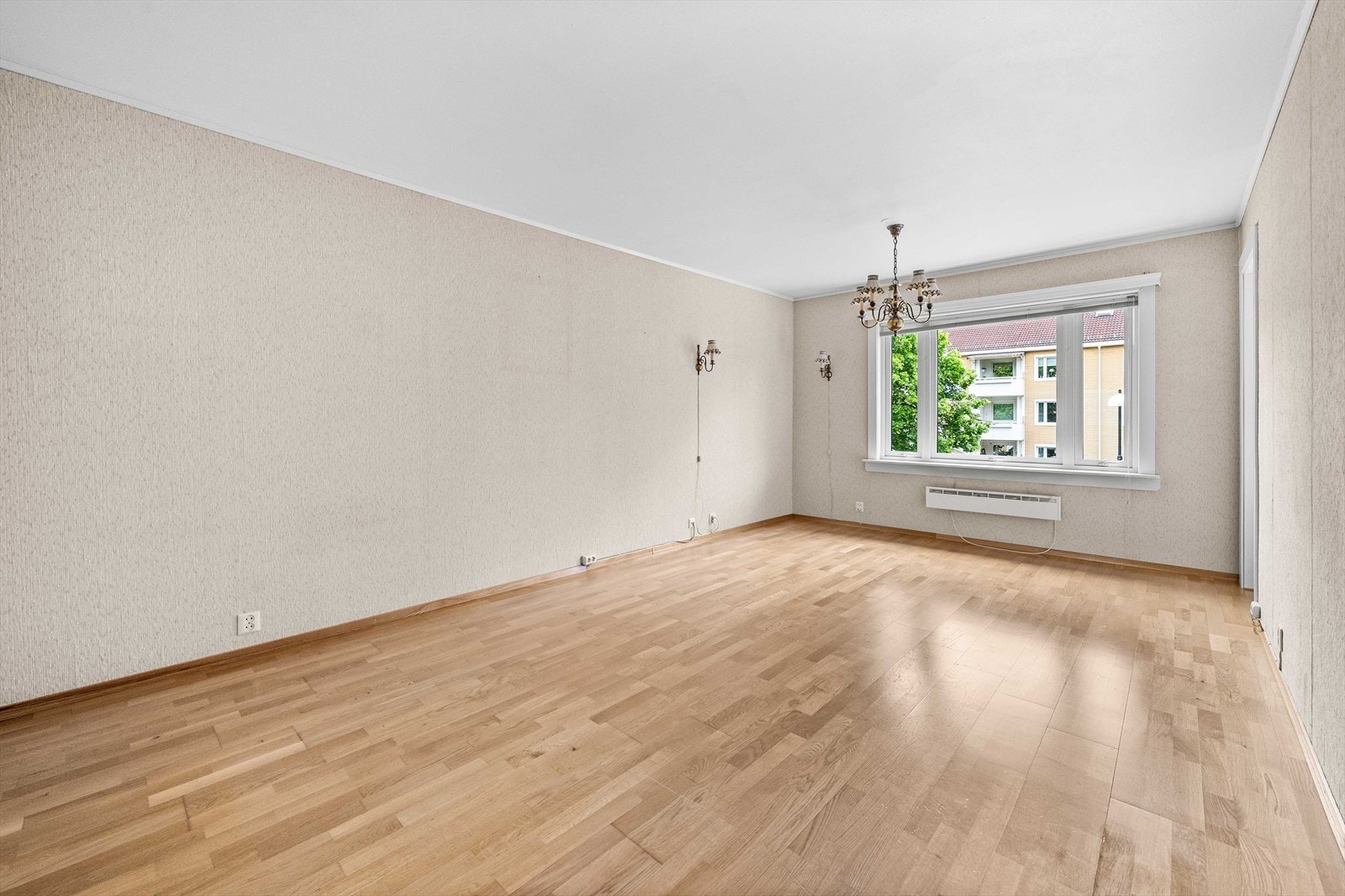 Leiligheten har moderniseringsbehov. Her er det mange muligheter til å skape ditt eget drømmehjem! Galleribilde