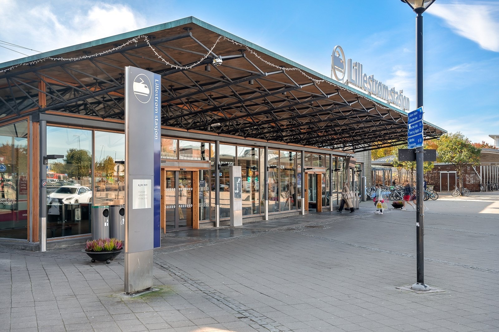 Det er gangavstand til Lillestrøm stasjon. Herfra kan man reise inn til Oslo hvert 10.minutt. Galleribilde