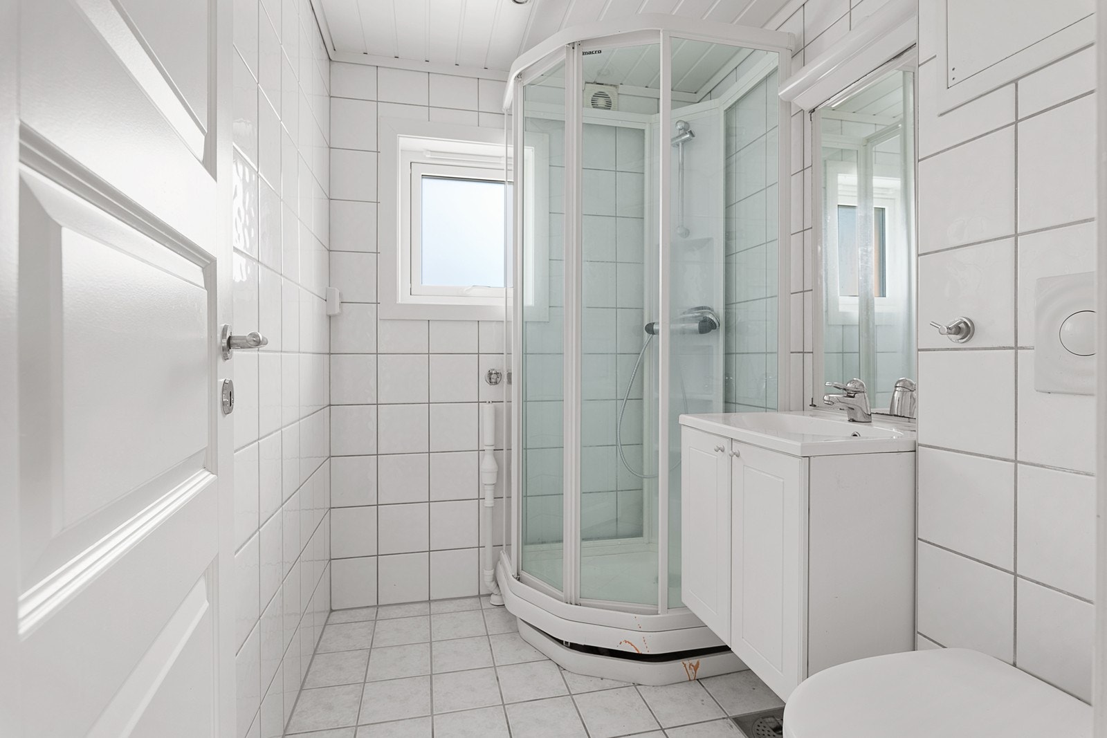 Helfliset bad med opplegg til vaskemaskin Galleribilde