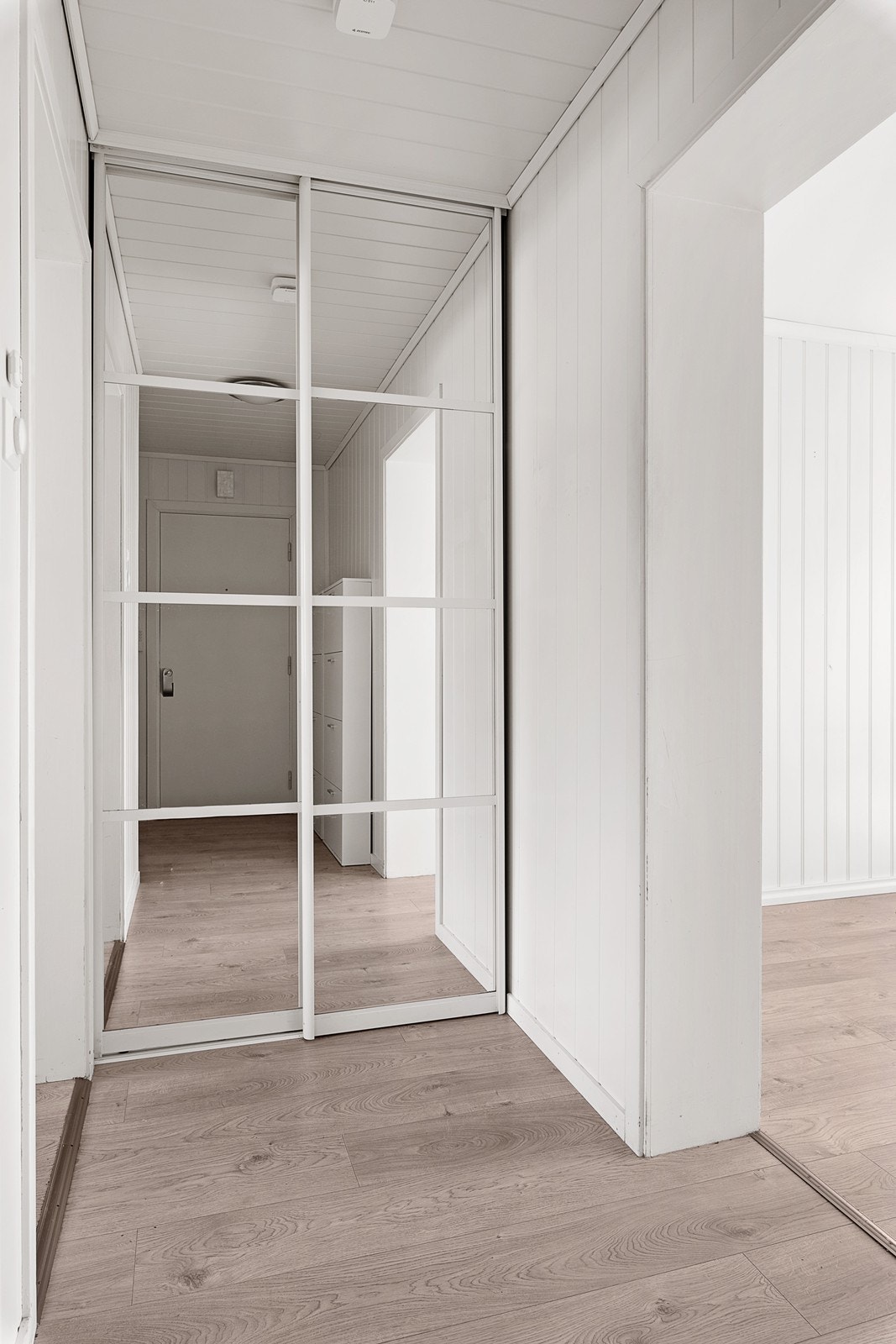 Skyvedørsgarderobe i entré Galleribilde