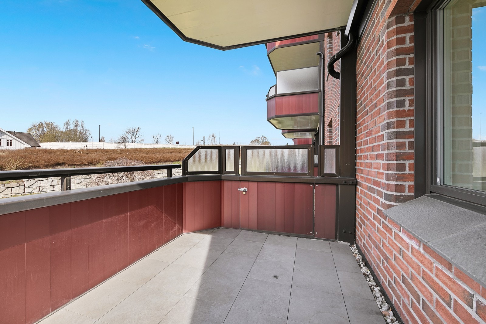 Solrik balkong mot borettslagets hage - nedgang til hagen via port og trapp Galleribilde