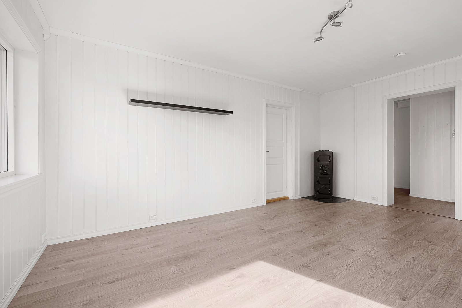 I stuen er det plass til sofagruppe og spisestue Galleribilde