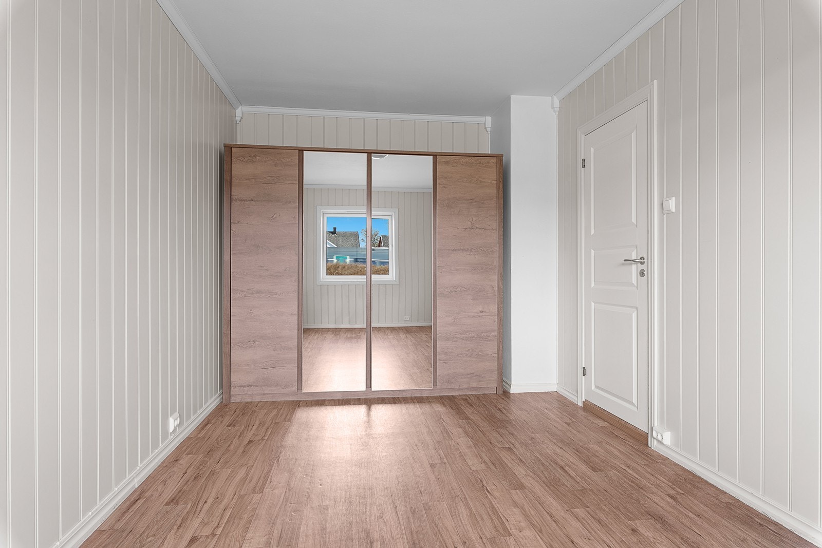 Plass til dobbeltseng og eventuelt skrivebord Galleribilde