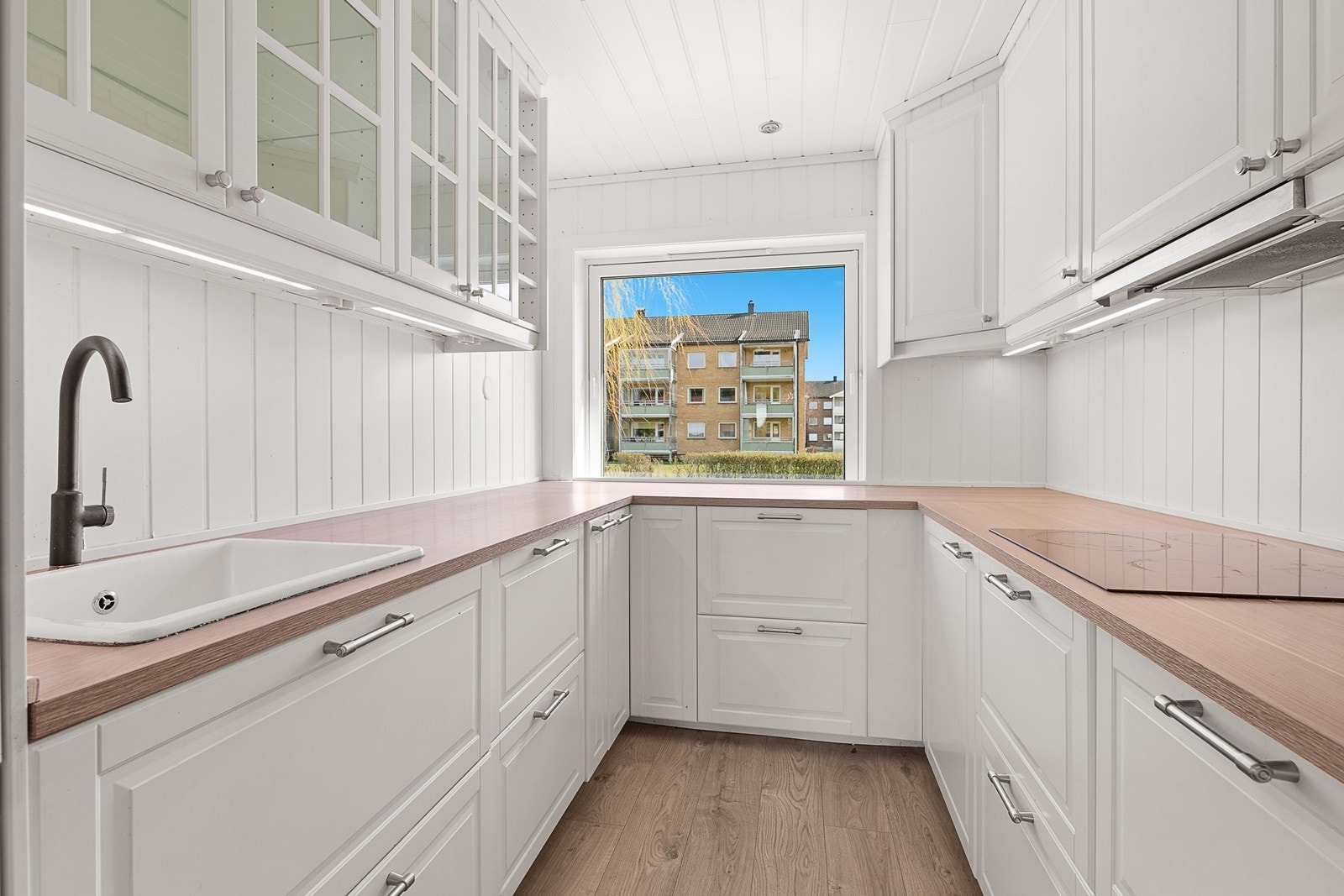 Kjøkkenet har meget godt med skap- og benkeplass Galleribilde