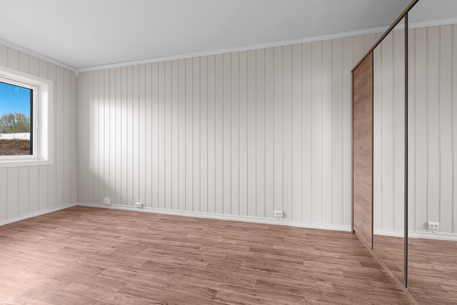 Romslig soverom med stort garderobeskap Galleribilde