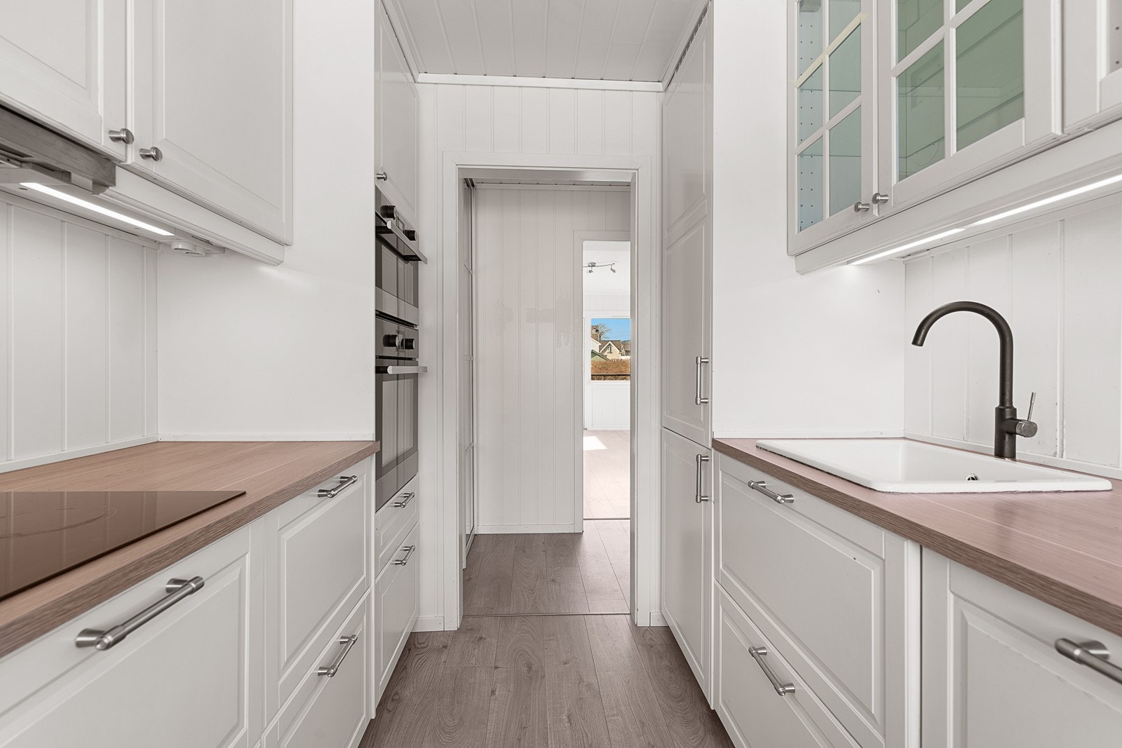 Integrerte hvitevarer på kjøkkenet Galleribilde