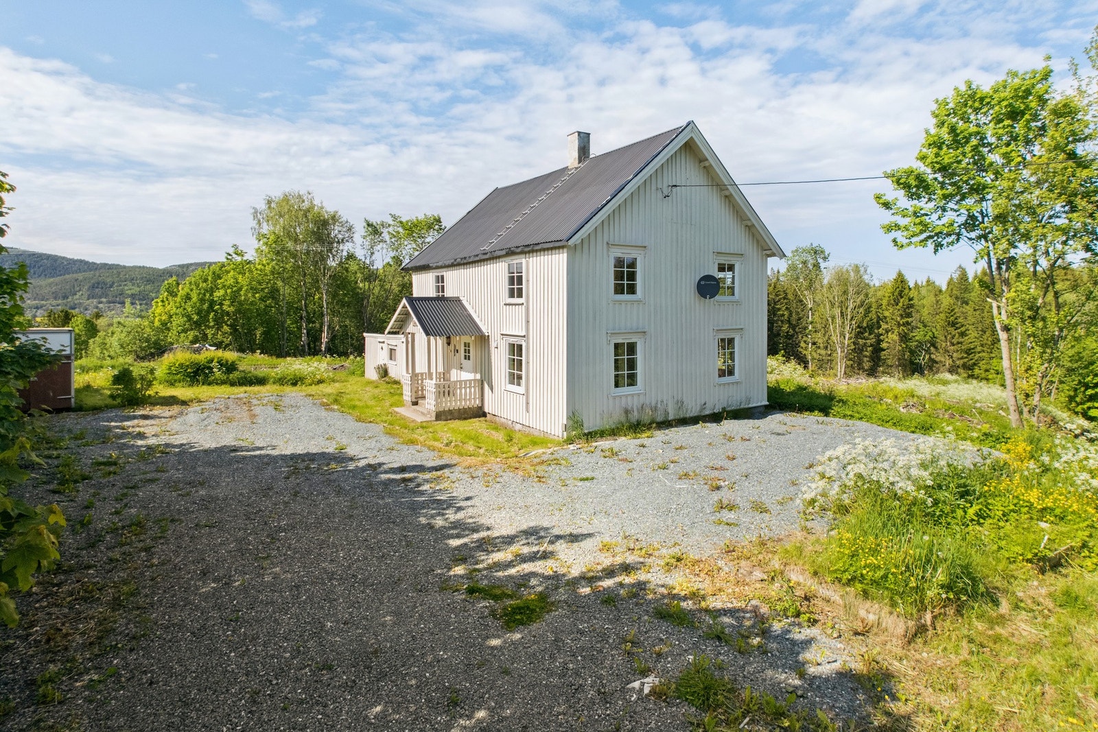 Stor gårdsplass med god plass til parkering. Galleribilde