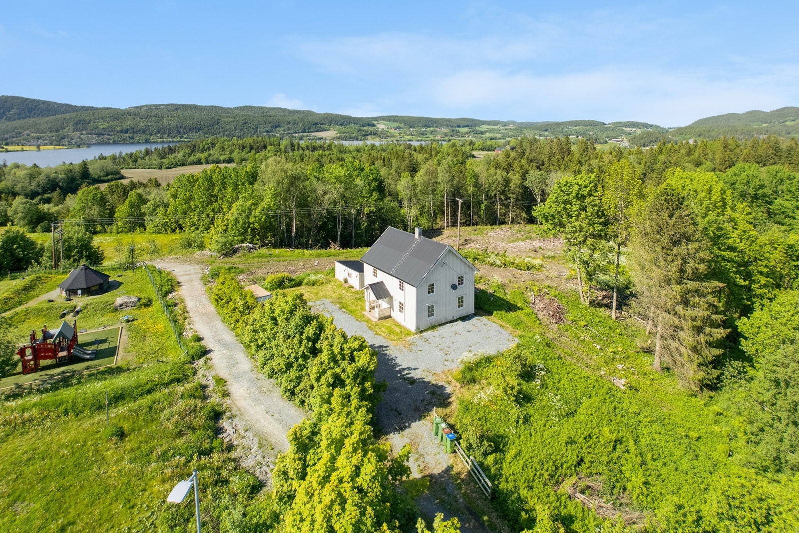 Velkommen til Reita 14! Stor eiendom på i overkant av 10 mål beliggende skjermet til i Åsen sentrum med det meste man trenger i umiddelbar nærhet. Foto: EFKT (Hamish Grey) Galleribilde