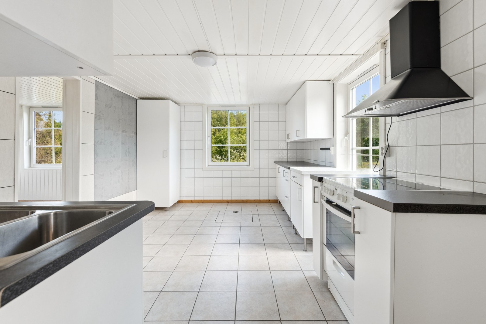 Romslig kjøkken med plass til spisegruppe. Masse naturlig lys fra flere sider. Galleribilde